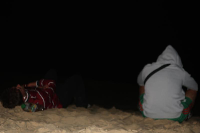 Deux personnes sur la plage, la nuit