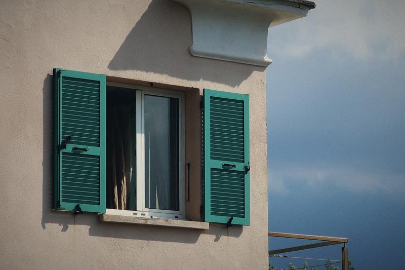 Volets turquoise sous un ciel bleu