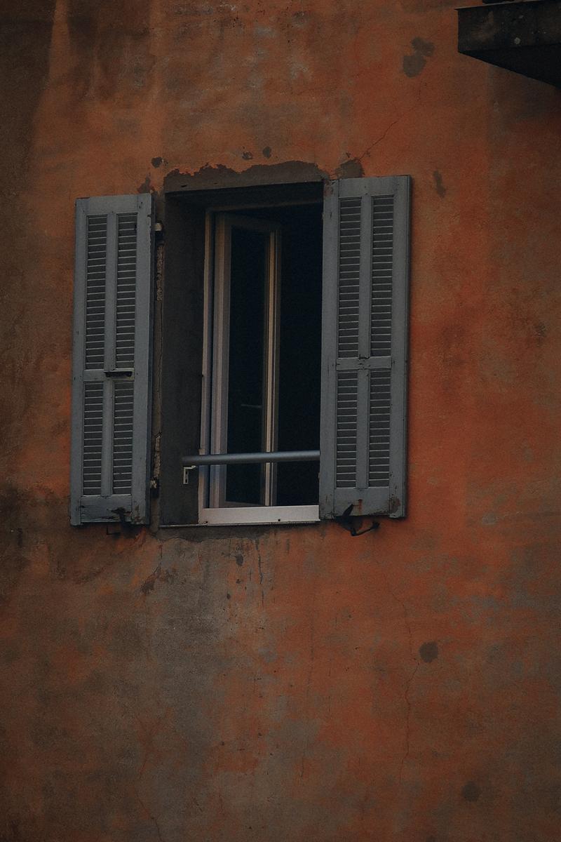 Volets gris sur un mur ocre patiné