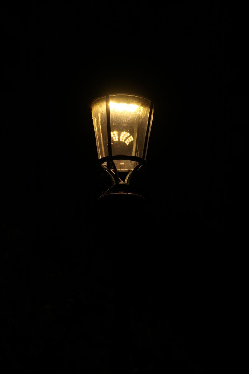 Lanterne allumée dans la nuit