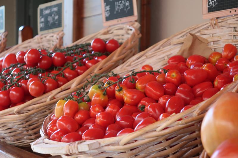 Cagettes de tomates sur un étal