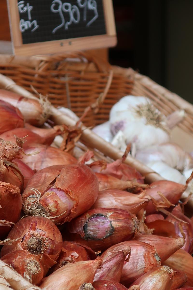 Échalotes et ail sur un étal de marché